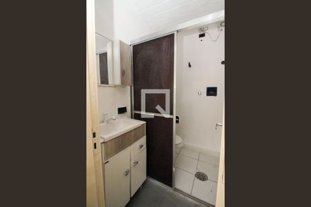 Banheiro de kitnet/studio para alugar com 1 quarto, 22m² em Azenha, Porto Alegre