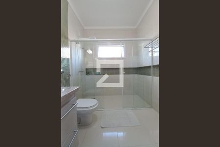 Casa de condomínio à venda com 345m², 3 quartos e 6 vagas Casa de condomínio à venda com 345m², 3 quartos e 6 vagasBanheiro da Suíte 1