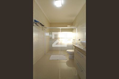 Casa de condomínio à venda com 345m², 3 quartos e 6 vagas Casa de condomínio à venda com 345m², 3 quartos e 6 vagasBanheiro da Suíte 3