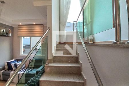 Casa de condomínio à venda com 345m², 3 quartos e 6 vagas Casa de condomínio à venda com 345m², 3 quartos e 6 vagasEscada