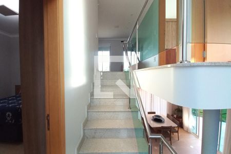 Casa de condomínio à venda com 345m², 3 quartos e 6 vagas Casa de condomínio à venda com 345m², 3 quartos e 6 vagasEscada