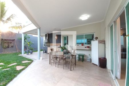 Casa de condomínio à venda com 345m², 3 quartos e 6 vagas Casa de condomínio à venda com 345m², 3 quartos e 6 vagasÁrea Comum