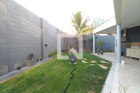 Casa de condomínio à venda com 345m², 3 quartos e 6 vagas Casa de condomínio à venda com 345m², 3 quartos e 6 vagasQuintal