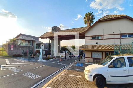 Casa de condomínio à venda com 345m², 3 quartos e 6 vagas Casa de condomínio à venda com 345m², 3 quartos e 6 vagasFachada e Portária