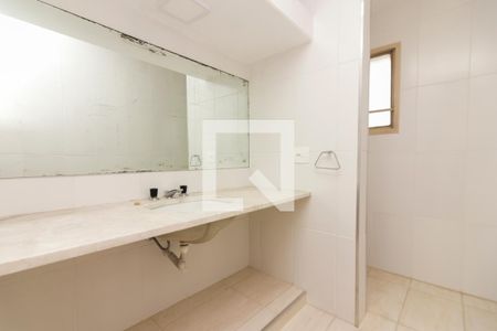 Casa à venda com 387m², 5 quartos e 3 vagasBanheiro da Suíte 2