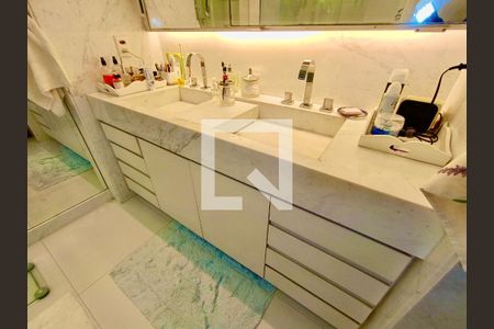 Apartamento à venda com 260m², 3 quartos e 4 vagasSuíte banheiro 