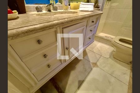 Apartamento à venda com 260m², 3 quartos e 4 vagasSuíte banheiro 