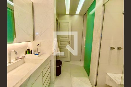 Apartamento à venda com 260m², 3 quartos e 4 vagasSuíte banheiro 