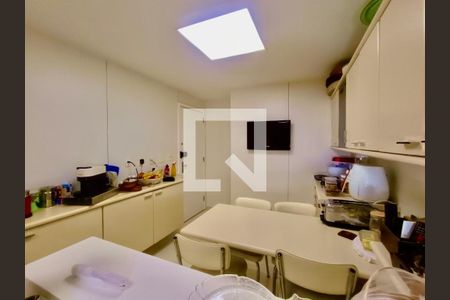 Apartamento à venda com 260m², 3 quartos e 4 vagasCopa / Cozinha 