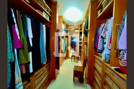 Apartamento à venda com 260m², 3 quartos e 4 vagasCloset 