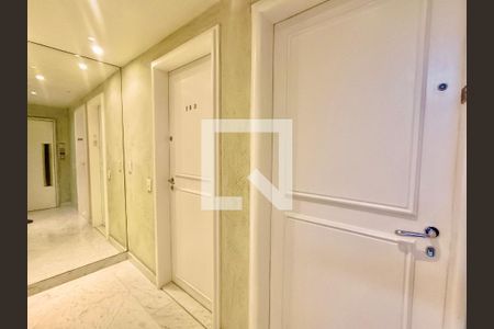 Apartamento à venda com 260m², 3 quartos e 4 vagasHall 