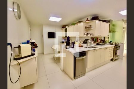 Apartamento à venda com 260m², 3 quartos e 4 vagasCopa / Cozinha 