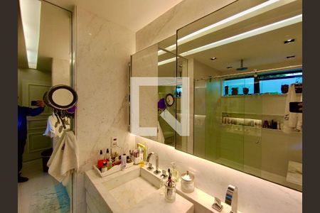 Apartamento à venda com 260m², 3 quartos e 4 vagasSuíte banheiro 