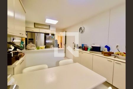 Apartamento à venda com 260m², 3 quartos e 4 vagasCopa / Cozinha 