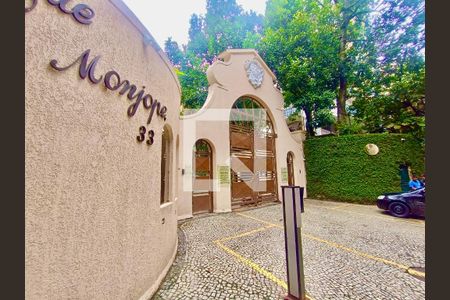 Apartamento à venda com 260m², 3 quartos e 4 vagasFachada com cartaz QA