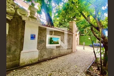 Apartamento à venda com 260m², 3 quartos e 4 vagasFachada com cartaz QA