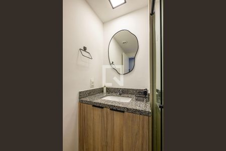 Banheiro de kitnet/studio para alugar com 1 quarto, 28m² em Pinheiros, São Paulo