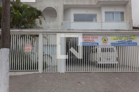 Casa à venda com 300m², 3 quartos e 5 vagas Casa à venda com 300m², 3 quartos e 5 vagasFachada