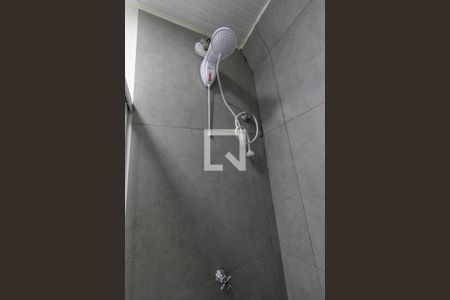 Banheiro Social de kitnet/studio para alugar com 1 quarto, 15m² em Boqueirão, Curitiba