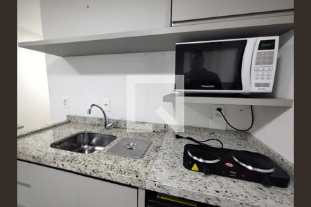 Cozinha fogão e microondas de apartamento para alugar com 1 quarto, 15m² em Pantanal, Florianópolis