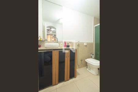 Banheiro da Suíte de casa de condomínio para alugar com 2 quartos, 120m² em Senador Vasconcelos, Rio de Janeiro