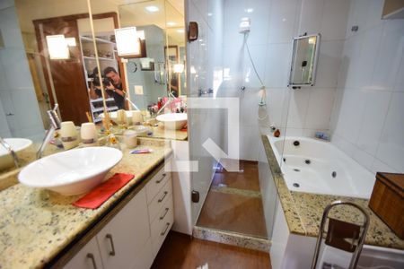 Casa de condomínio à venda com 180m², 4 quartos e 2 vagasBanheiro do Quarto 4 (Suíte Master)