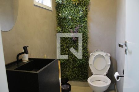 Banheiro de casa de condomínio para alugar com 2 quartos, 130m² em Vila Canero, São Paulo