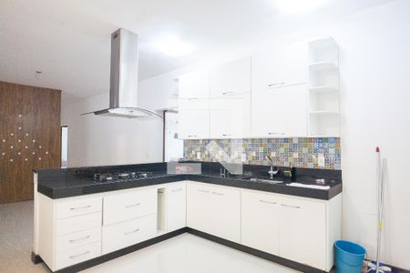 Casa de condomínio para alugar com 366m², 5 quartos e 4 vagasCozinha