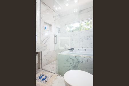 Casa de condomínio para alugar com 366m², 5 quartos e 4 vagasbanheiro suite 1