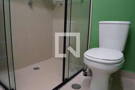 Banheiro de kitnet/studio para alugar com 1 quarto, 25m² em Pinheiros, São Paulo
