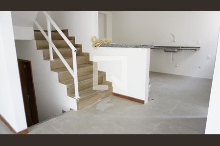 Casa de condomínio à venda com 220m², 3 quartos e 5 vagasSala / Escada Estacionamento privativo / Escada Quarto