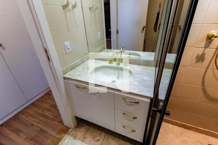 Apartamento para alugar com 259m², 5 quartos e 4 vagas Apartamento para alugar com 259m², 5 quartos e 4 vagasBanheiro da Suíte 1