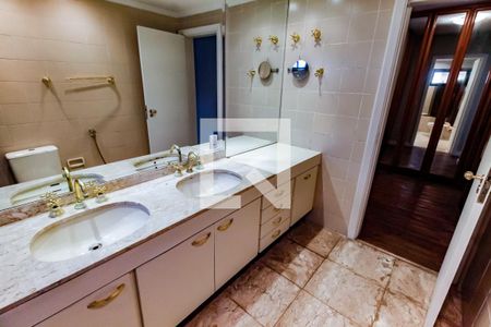 Apartamento para alugar com 259m², 5 quartos e 4 vagas Apartamento para alugar com 259m², 5 quartos e 4 vagasBanheiro da Suíte 2