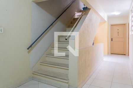 Apartamento à venda com 49m², 1 quarto e sem vaga Apartamento à venda com 49m², 1 quarto e sem vagaEscada