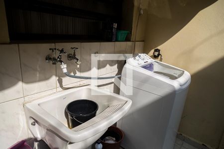 Casa à venda com 95m², 3 quartos e 2 vagasQuintal e Área de Serviço - Detalhe