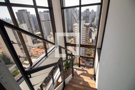 Escada de apartamento para alugar com 1 quarto, 61m² em Jardim das Acácias, São Paulo