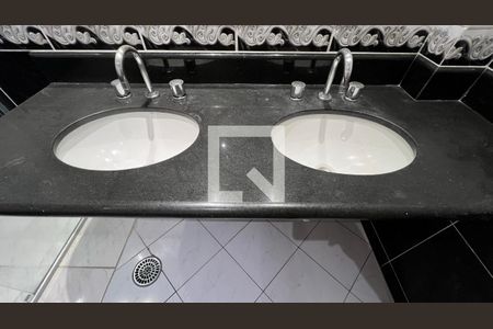 Apartamento à venda com 102m², 2 quartos e 1 vaga Apartamento à venda com 102m², 2 quartos e 1 vagaBanheiro