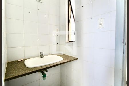 Banheiro de kitnet/studio para alugar com 0 quarto, 30m² em Amaralina, Salvador