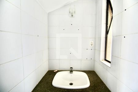 Banheiro de kitnet/studio para alugar com 0 quarto, 30m² em Amaralina, Salvador