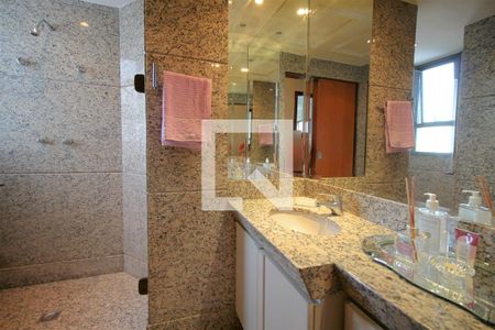 Banheiro da Suíte de apartamento à venda com 4 quartos, 165m² em Funcionários, Belo Horizonte