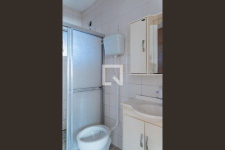 Banheiro de casa de condomínio para alugar com 2 quartos, 60m² em São José, Porto Alegre