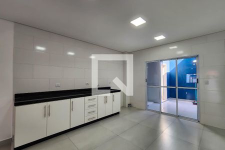 Sala e cozinha de casa para alugar com 2 quartos, 150m² em Cidade São Francisco, São Paulo