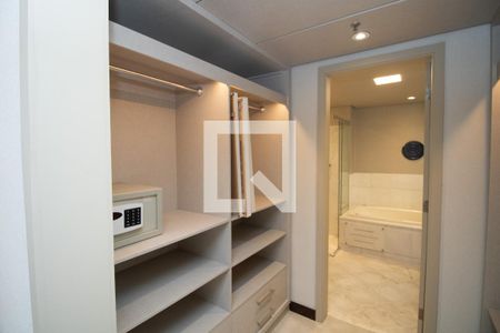 Closet, vista banheiro  de apartamento para alugar com 1 quarto, 60m² em Itaim Bibi, São Paulo