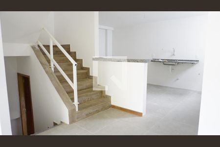 Casa de condomínio à venda com 190m², 3 quartos e 5 vagasEscada para segundo andar e estacionamento