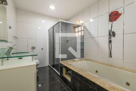 Casa de condomínio à venda com 350m², 3 quartos e 3 vagas Casa de condomínio à venda com 350m², 3 quartos e 3 vagasBanheiro da Suíte 1