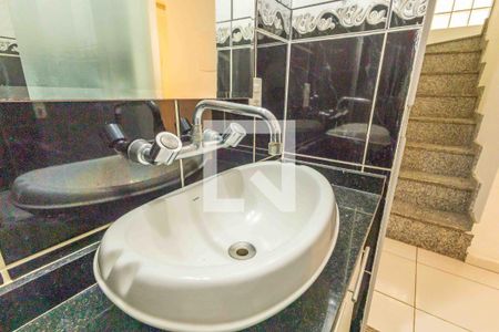 Casa de condomínio à venda com 350m², 3 quartos e 3 vagas Casa de condomínio à venda com 350m², 3 quartos e 3 vagasBanheiro Social