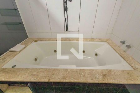 Casa de condomínio à venda com 350m², 3 quartos e 3 vagas Casa de condomínio à venda com 350m², 3 quartos e 3 vagasBanheiro da Suíte 1