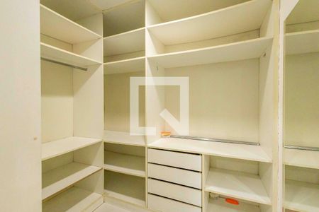 Casa de condomínio à venda com 350m², 3 quartos e 3 vagas Casa de condomínio à venda com 350m², 3 quartos e 3 vagasSuíte 1 Closet