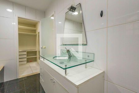 Casa de condomínio à venda com 350m², 3 quartos e 3 vagas Casa de condomínio à venda com 350m², 3 quartos e 3 vagasBanheiro da Suíte 1