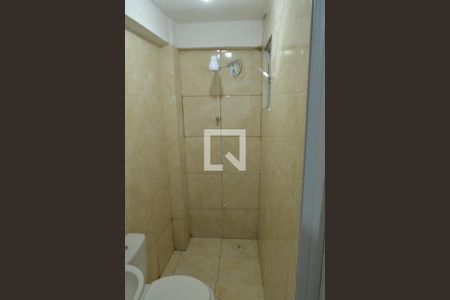 Banheiro de kitnet/studio para alugar com 1 quarto, 30m² em Taquara, Rio de Janeiro